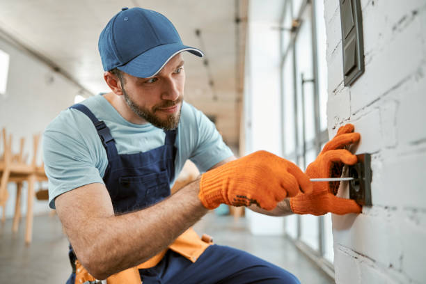 Électricien professionnel au travail